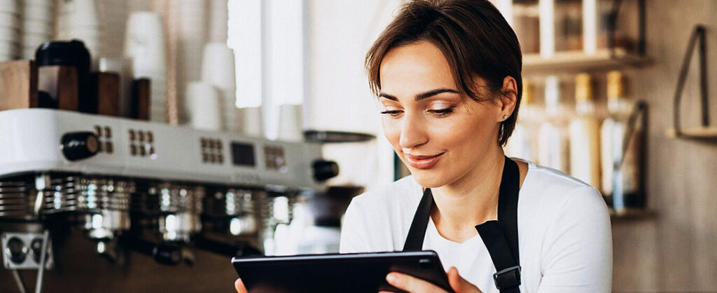 Mujer leyendo una tablet